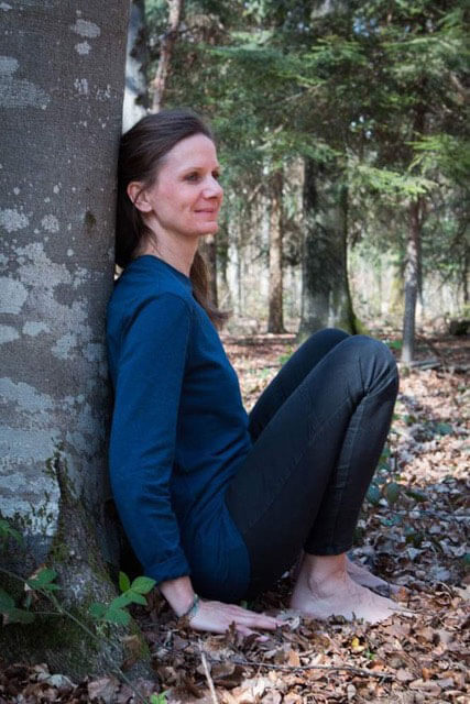 Stéphanie Maguet, coach en bien-être, assise en nature